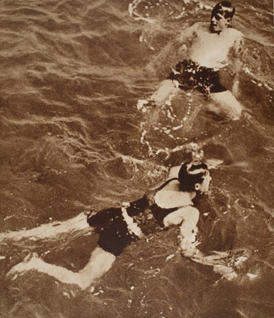 Le roi Édouard VIII et le duc de Kent nageant sur la Riviera, 1933 - English Photographer